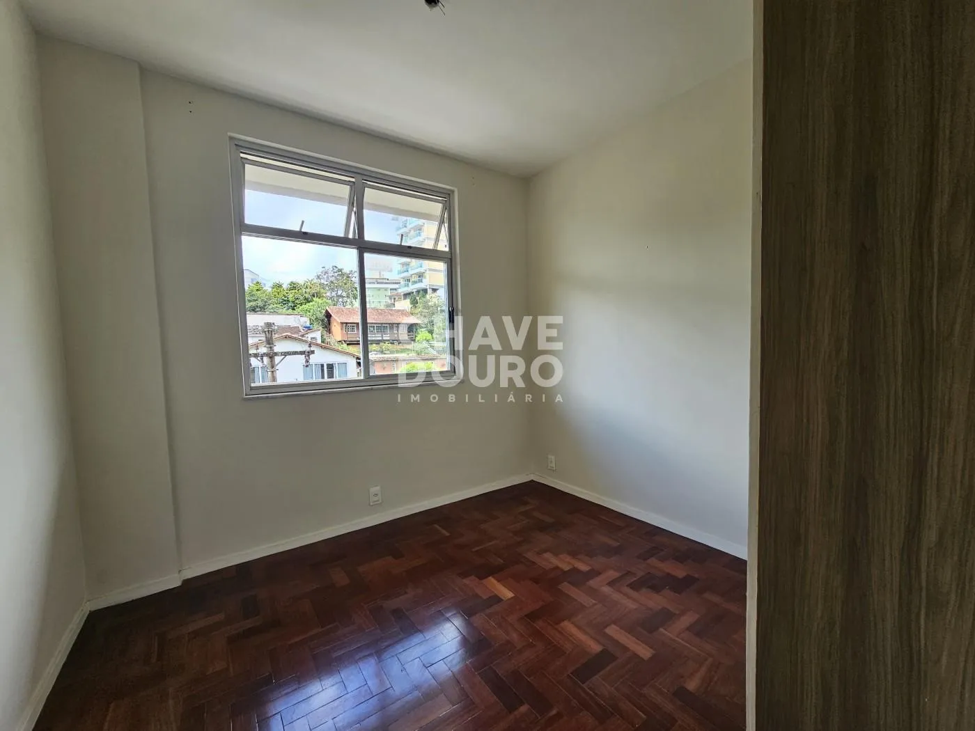 Imagem Apartamento de 2 quartos + dependência, varanda, 2 vagas e elevador.