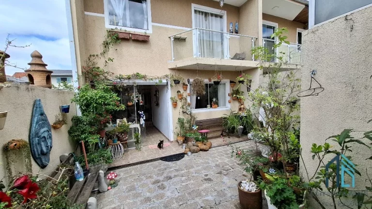 Imagem Sobrado 04 c/suíte, ótimo espaço nos fundos e frente, no Santa Cândida/Boa Vista em Curitiba PR