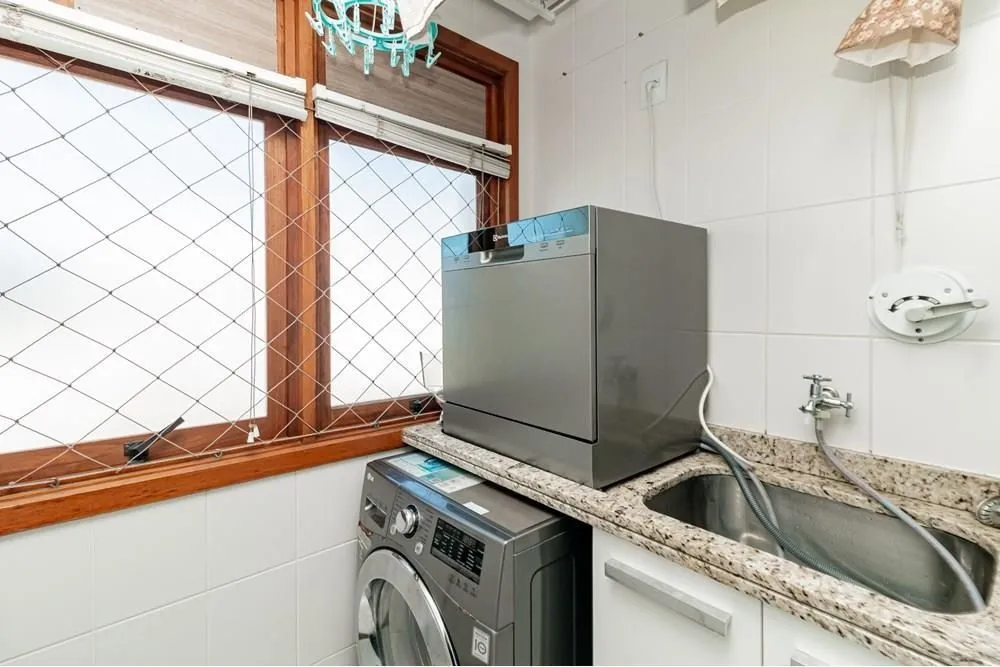 Imagem Apartamento com 3 dormitórios (sendo 1 suíte), 2 banheiros, lareira, churrasqueira e 2 vagas de garagem.