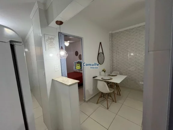 Imagem "Viva a experiência de morar pertinho da areia, em um apartamento aconchegante de 1 dormitório, porteira fechada, situado a poucos passos da praia, com uma vista lateral encantadora do mar que torna cada dia mais especial." Por apenas R$ 270.000,00. Agend