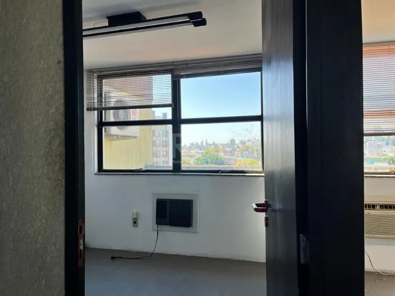 Imagem MÁFFER IMÓVEIS ALUGA - SALA COMERCIAL com 98 m² de área privativa, localizada em uma das avenidas mais estratégicas do bairro Floresta, com fácil acesso às principais vias, BRs e ao Aeroporto Salgado Filho.