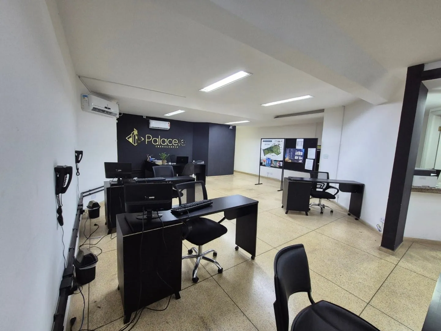 Imagem Amplo e Funcional Ponto Comercial no Térreo do Edifício Vieira Santos no Centro, Próximo a Tudo o Que Você Precisa