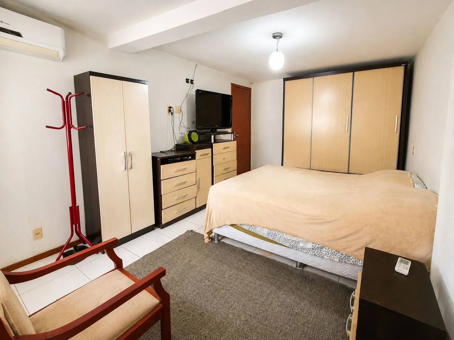 Imagem Casa 4 domitorios sendo uma suite com 6 vagas em 195m2 no bairro Guaruja.