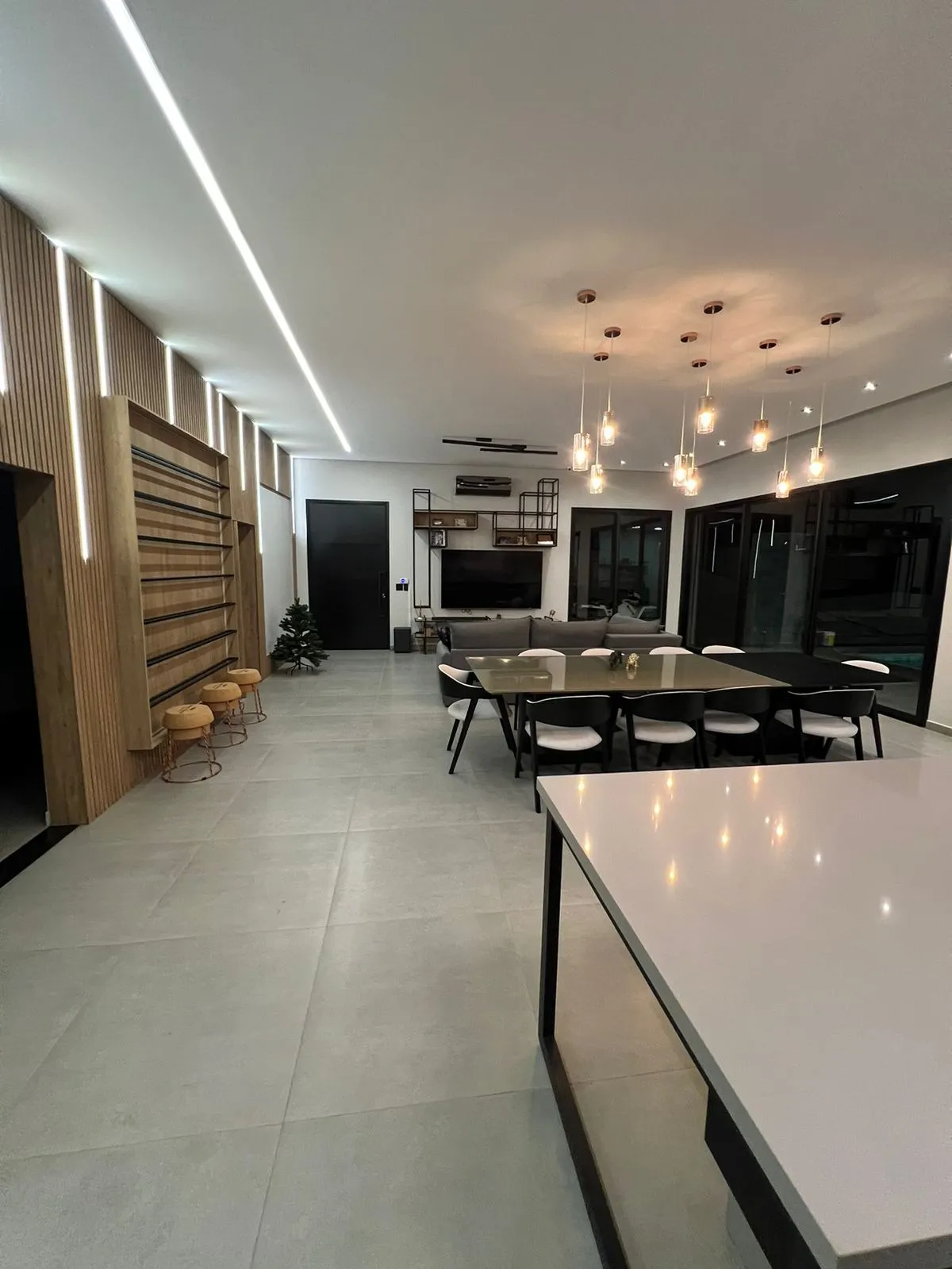 Imagem Luxuosa Casa de 700m² em Santa Isabel - Beira da Água com 6 Suítes
