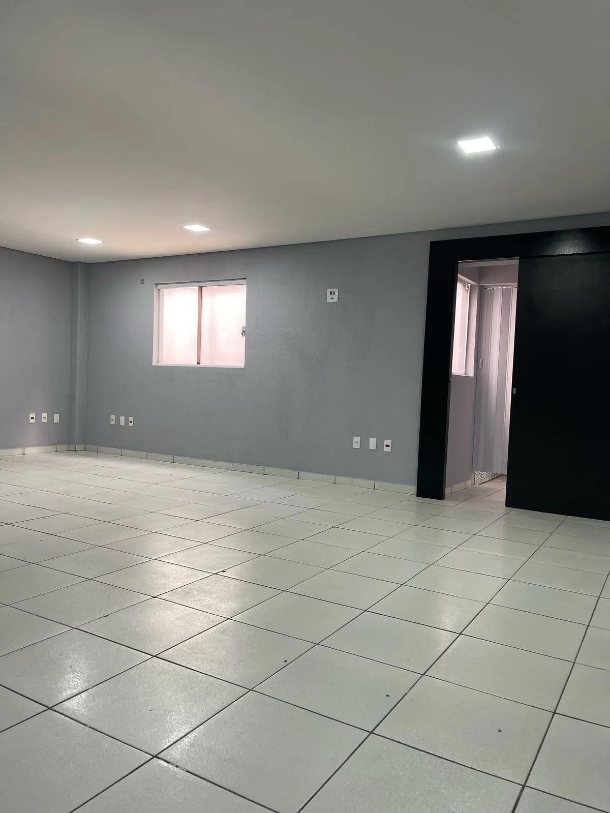 Imagem Galpão para Locação em Sorocaba - 290m² com Mezanino e Estrutura Moderna