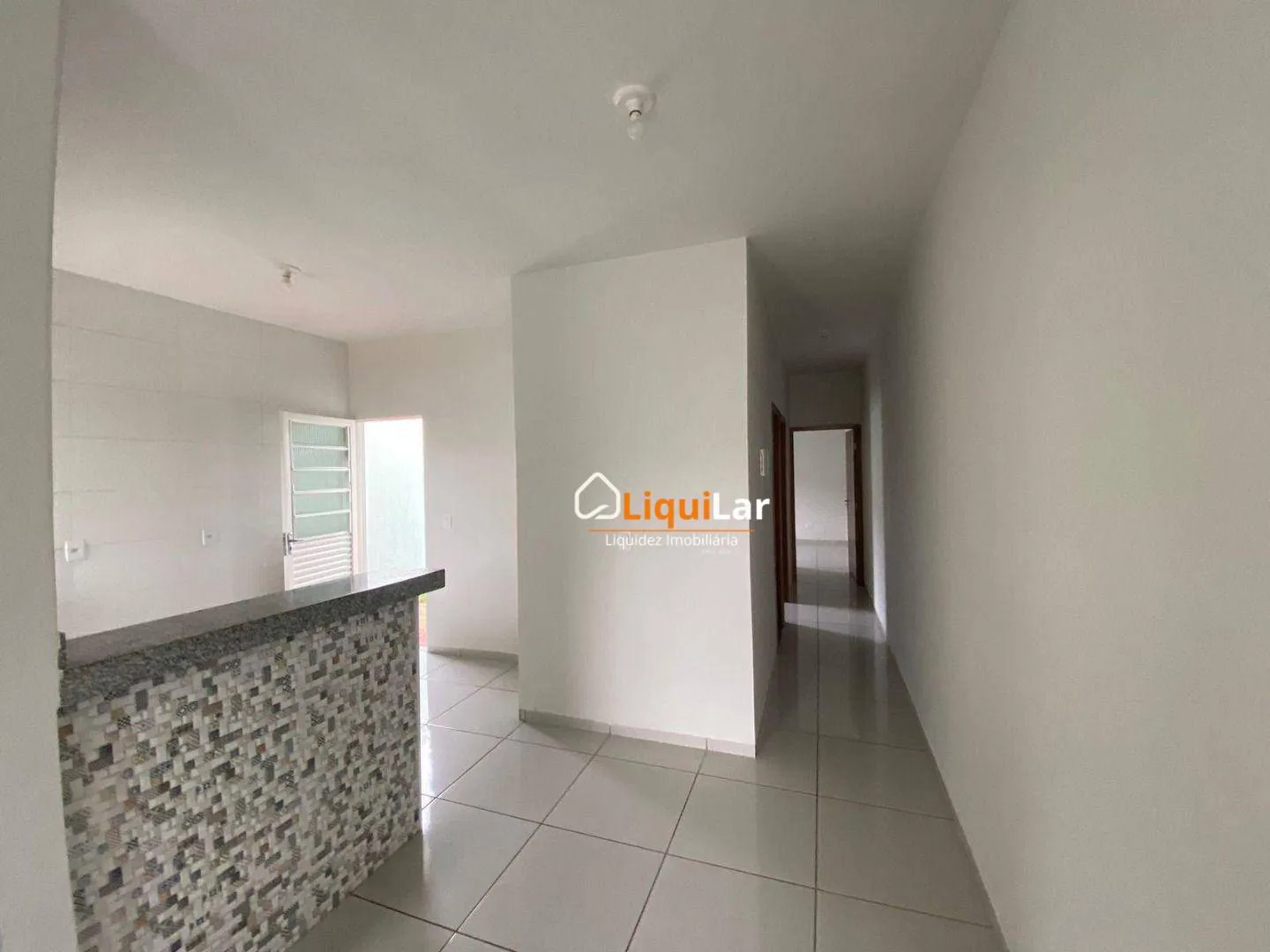 Imagem Casa Usada à Venda no Asfalto com 2 Quartos, Varanda, Amplo Quintal e Possibilidade de Minha Casa Minha Vida