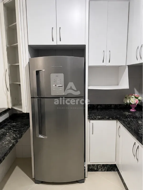 Imagem Apartamento Recém reformado, semi mobiliado 2 Dormitórios , elevador, piscina, Barreiros, São José/SC