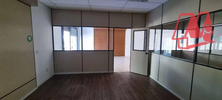 Imagem Na Cavalhada, loja de 90m².