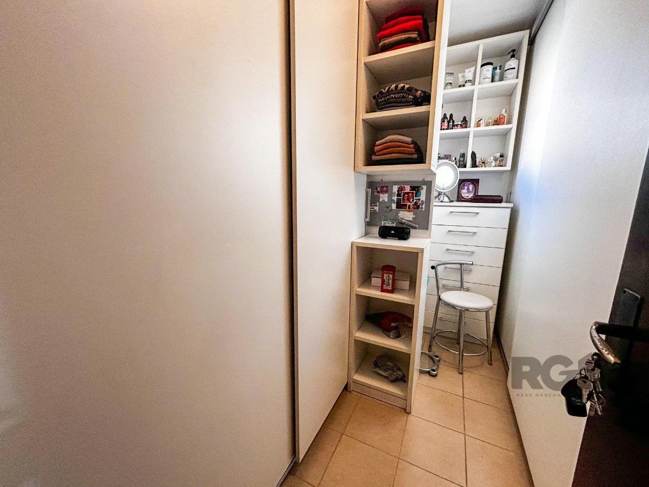 Imagem Casa 3 dormitórios, suíte, lareira, churrasqueira,, pátio, vaga garagem com 309 m² privativos.