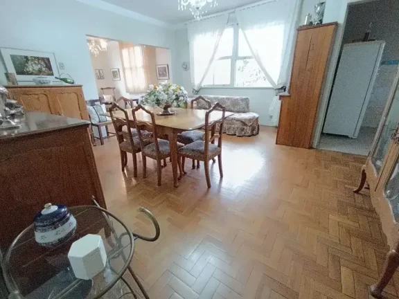 Imagem Casa ampla com 3 quartos, suíte com banheira e terraço no Centro – 2 vagas de garagem