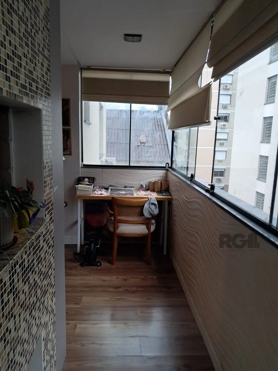 Imagem Apartamento de dois quartos, suíte e uma vaga de garagem no bairro Santana em Porto Alegre.