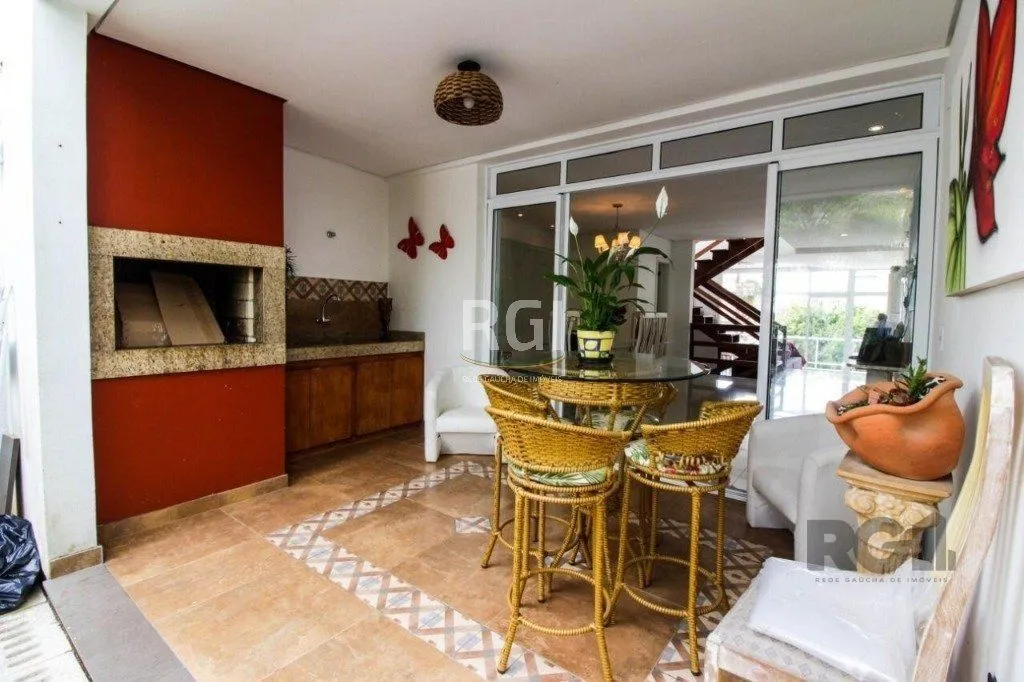Imagem Casa para Venda - 300m², 3 dormitórios, sendo 1 suites, 4 vagas - Teresópolis