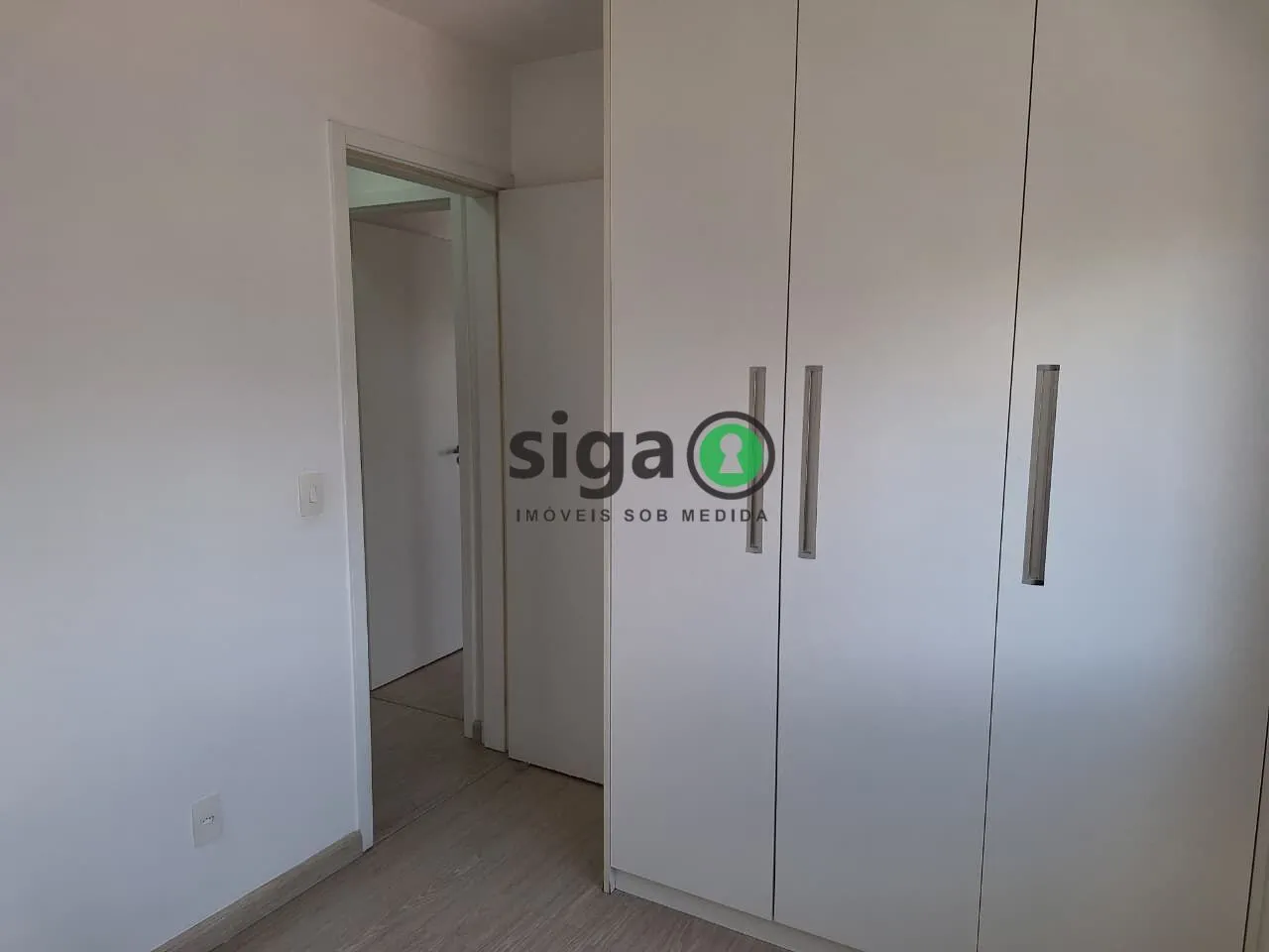 Imagem Apartamento reformado 2 Dormitórios com Suíte, Varanda e Vaga