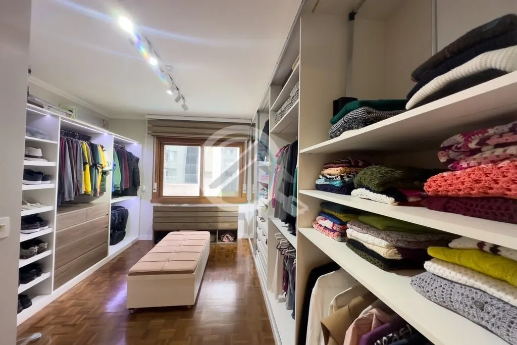 Imagem Apartamento porteira fechada com 3 dormitórios em edifício nobre no coração do Bairro Menino Deu...