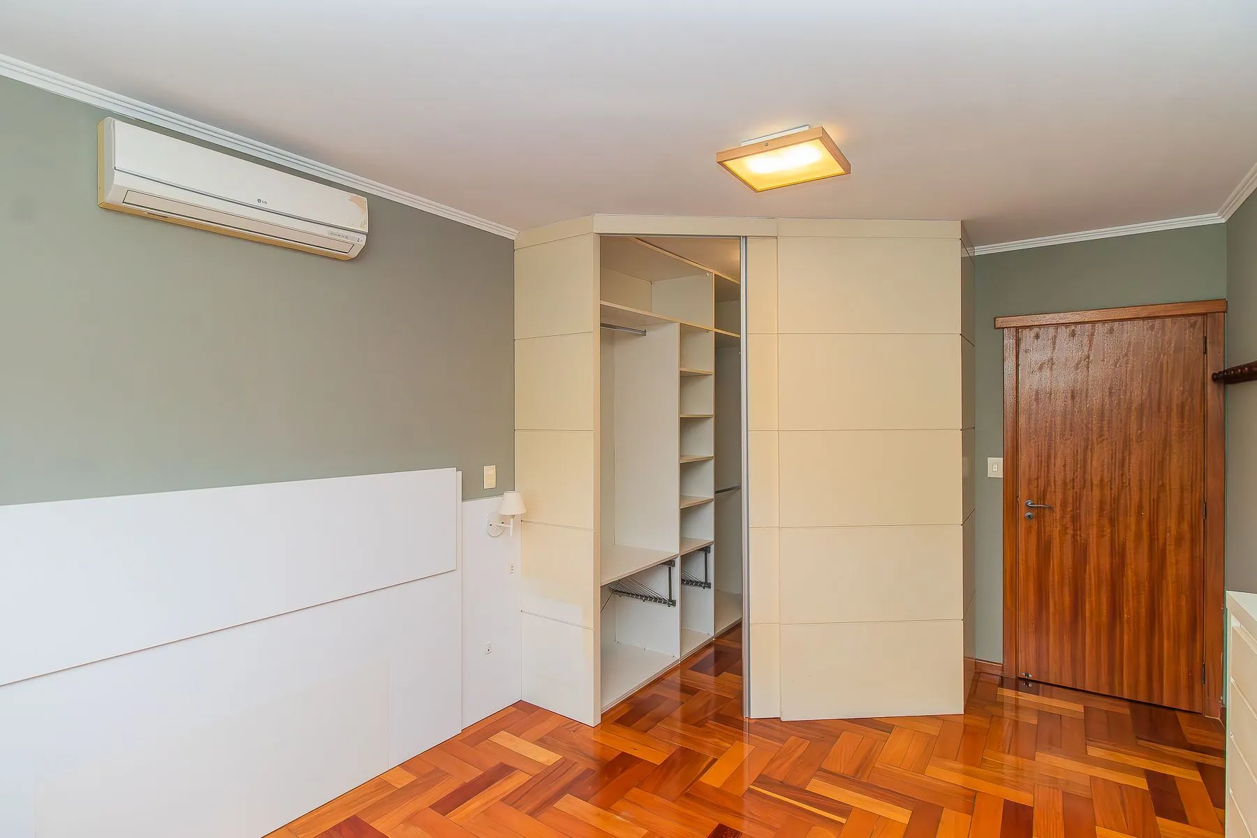 Imagem Apartamento semi mobiliado, impecável, com 126m² privativo.