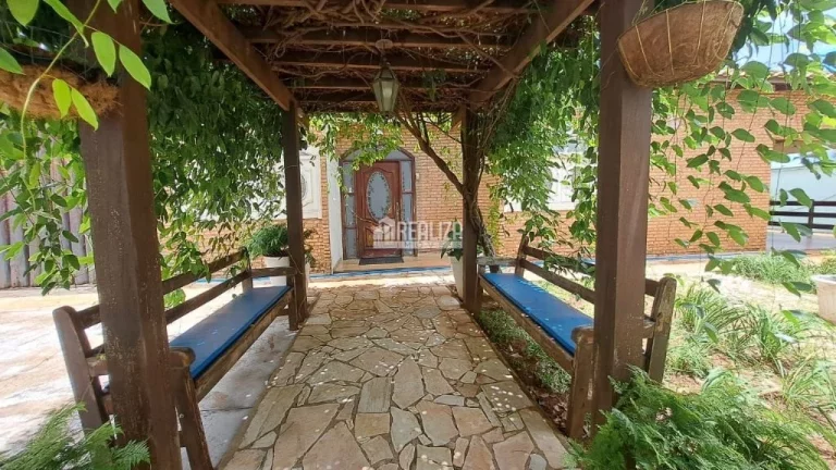 Imagem Casa à venda no bairro Recreio dos Bandeirantes - Uberaba - 3 dormitórios, piscina e área de lazer