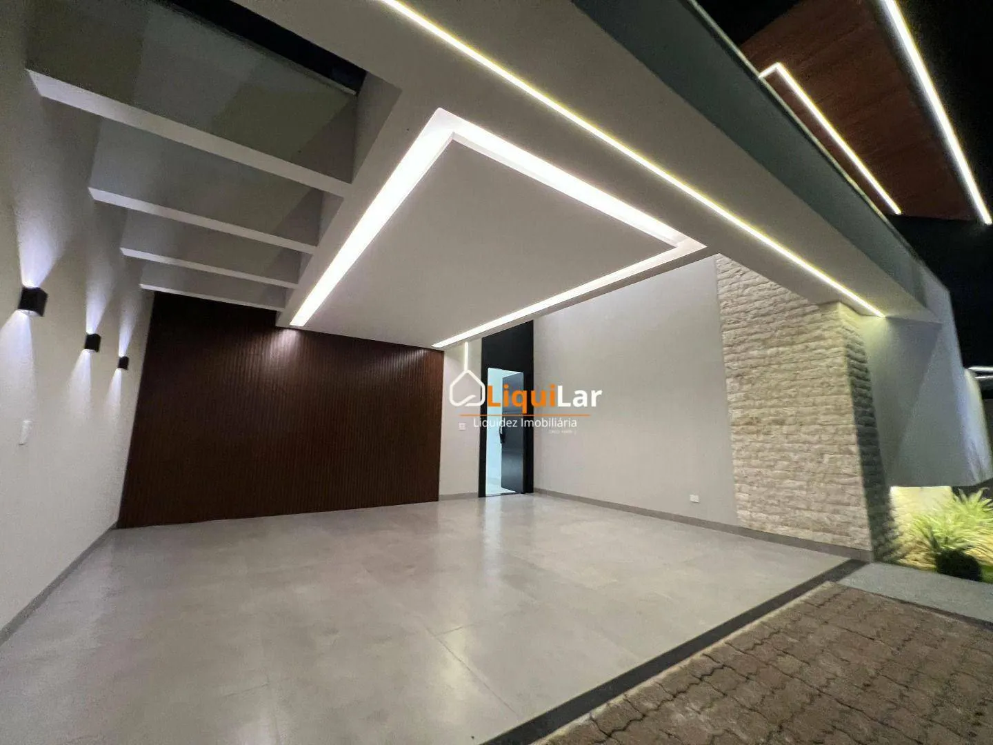Imagem Casa de Alto Padrão com 3 Suítes, Piscina e Energia Fotovoltaica em Condomínio Fechado