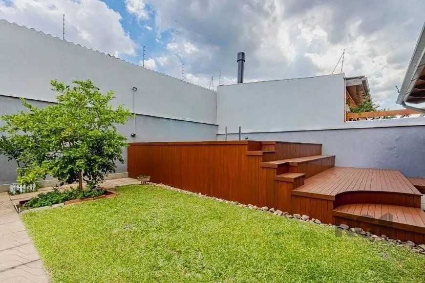 Imagem Excelente casa de 209m² com 3 dormitórios, piscina e 3 vagas de garagem.