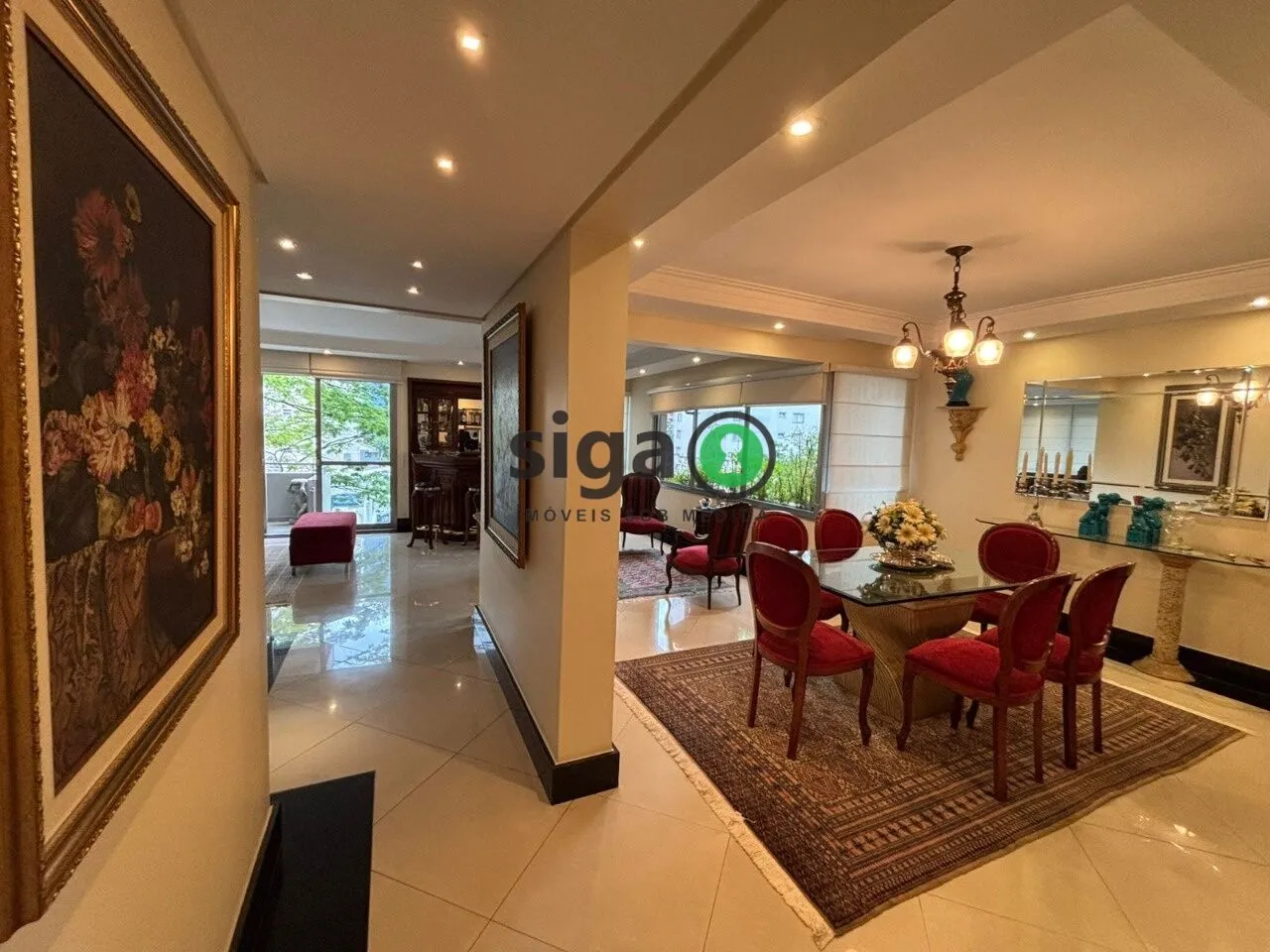 Imagem Sofisticação e Espaço em Moema: 230 m² com Vista Livre e Estilo Neoclássico