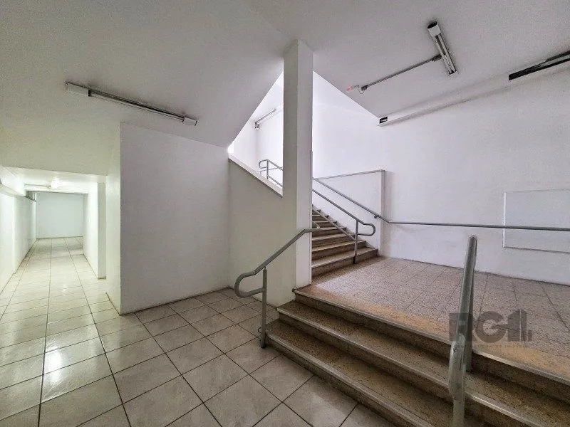 Imagem MÁFFER IMÓVEIS ALUGA - PRÉDIO COMERCIAL DE GRANDE PORTE Av. Missões, 06 - Bairro Navegantes | Porto Alegre