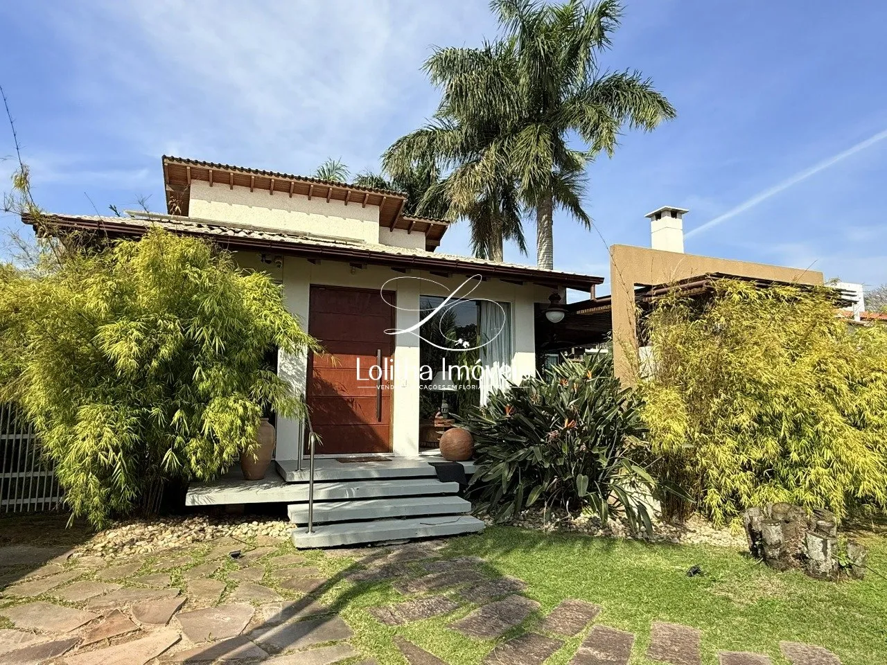 Imagem Casa com 3 Suítes, Piscina e Churrasqueira à venda em Jurerê - Florianópolis/SC