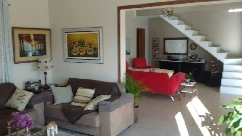 Imagem Casa para Venda - 200m², 3 dormitórios, 2 vagas - Centro