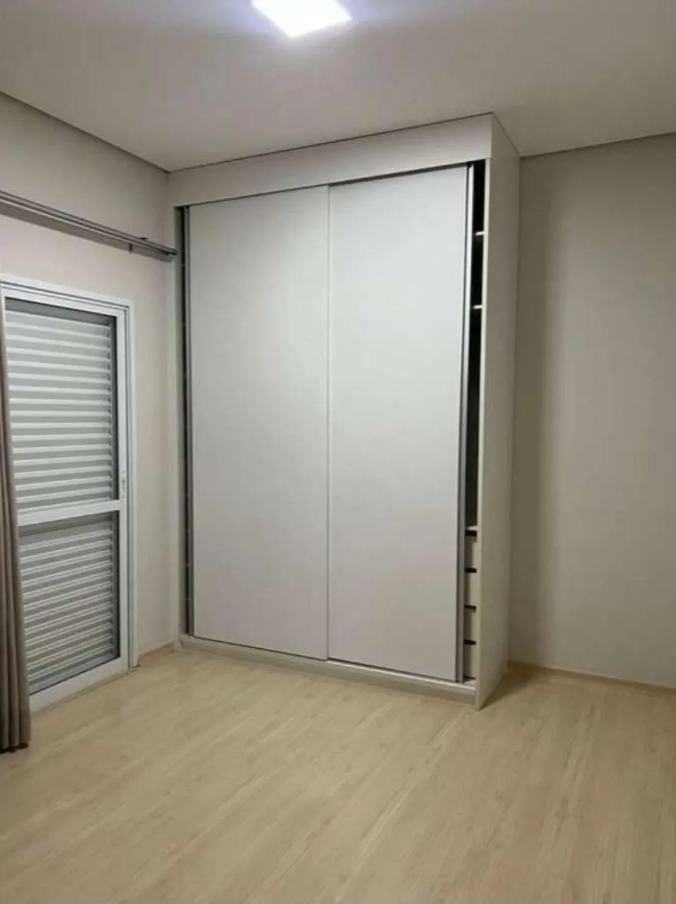 Imagem Excelente oportunidade de locação: Casa em condomínio de 3 quartos, 3 suítes, 4 salas, 4 vagas na cidade de Sorocaba-SP, bairro Iporanga