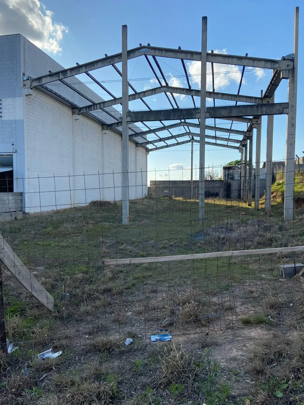 Imagem Vendo Terreno de 835 m2 com Pré moldado para barracão de 420m2 e 7m de pé direito.