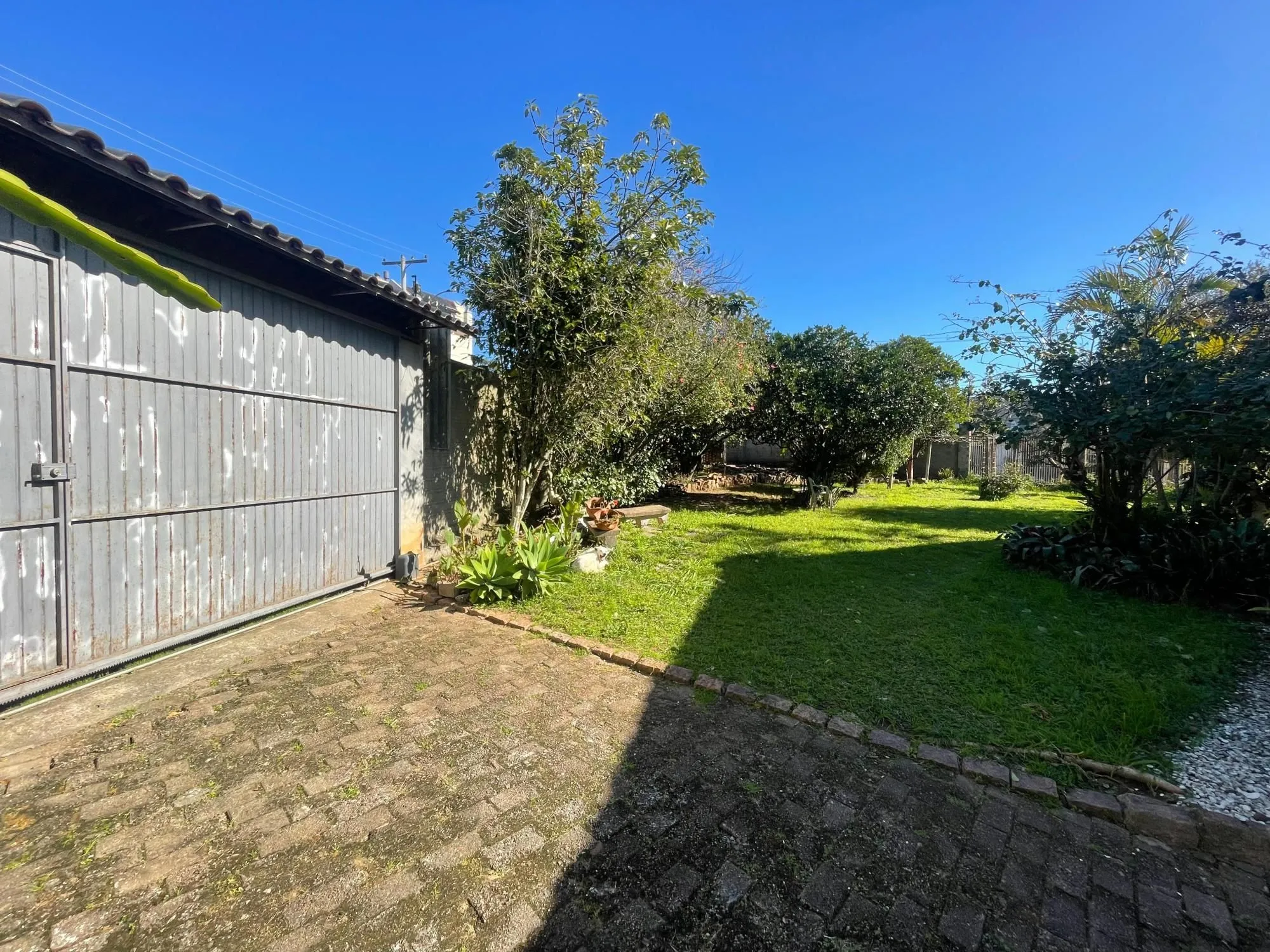 Imagem Terreno de esquina, com 429m², está situado no coração do bairro Medianeira