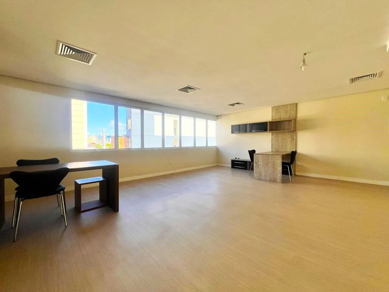 Imagem EXCELENTE SALA COMERCIAL COM VAGA NO CENTRO HISTÓRICO PRÓXIMA A OAB E CENTRO ADMINISTRATIVO!