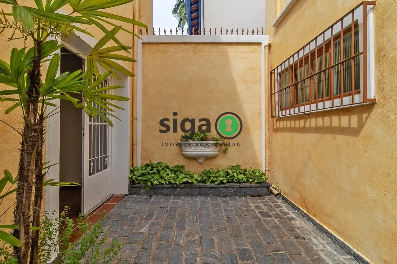 Imagem Casa Assobradada no Jardim Europa, com 3 suítes, Mobiliado, 2 vagas, para Venda ou locação.