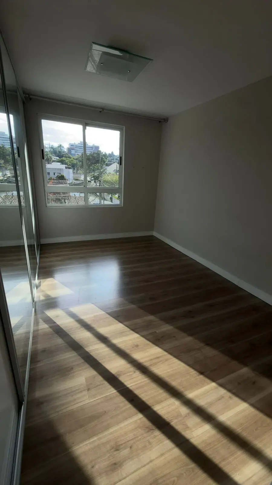 Imagem Sobrado com 3 Quartos à Venda, 118 metros em Mercês - Curitiba
