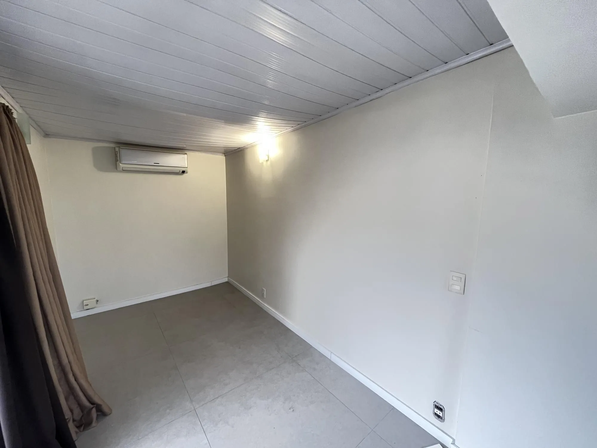 Imagem Cobertura de um quarto no bairro Santana em Porto Alegre.