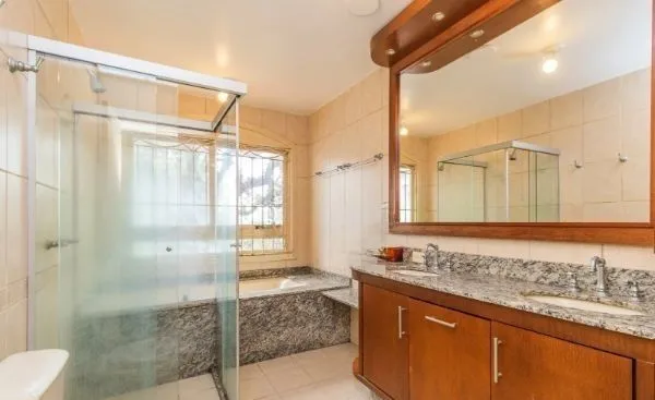 Imagem CASA DESOCUPADA E SEMI MOBILIADA, COM SUÍTE MASTER, SACADA, VISTA PANORÂMICA, EM AMPLO TERRENO NO SANTA TEREZA