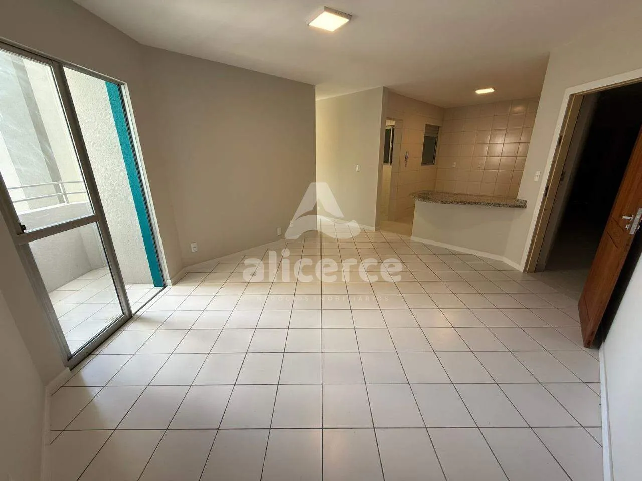 Imagem Apartamento recém reformado, 3 dorm. com suíte, sol da manhã e vista livre em Barreiros - São José - SC