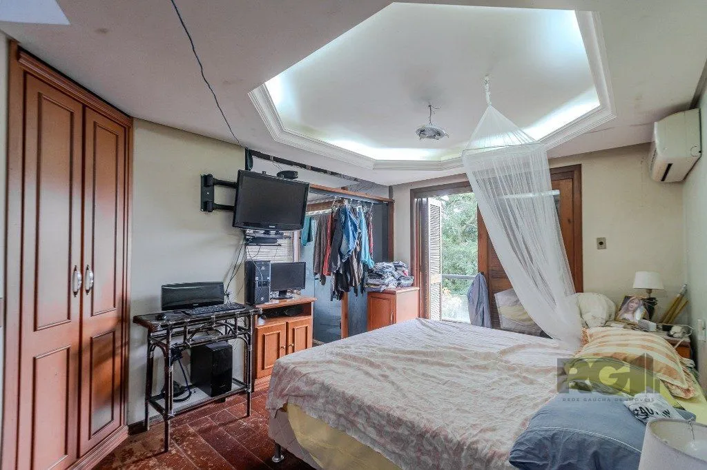 Imagem Casa 400m² - 5 dormitórios, 4 vagas no bairro Vila Jardim