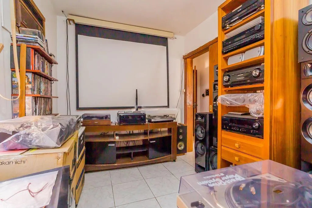 Imagem Casa de 6 dormitórios à venda No Bairro Jardim do Salso - Porto Alegre