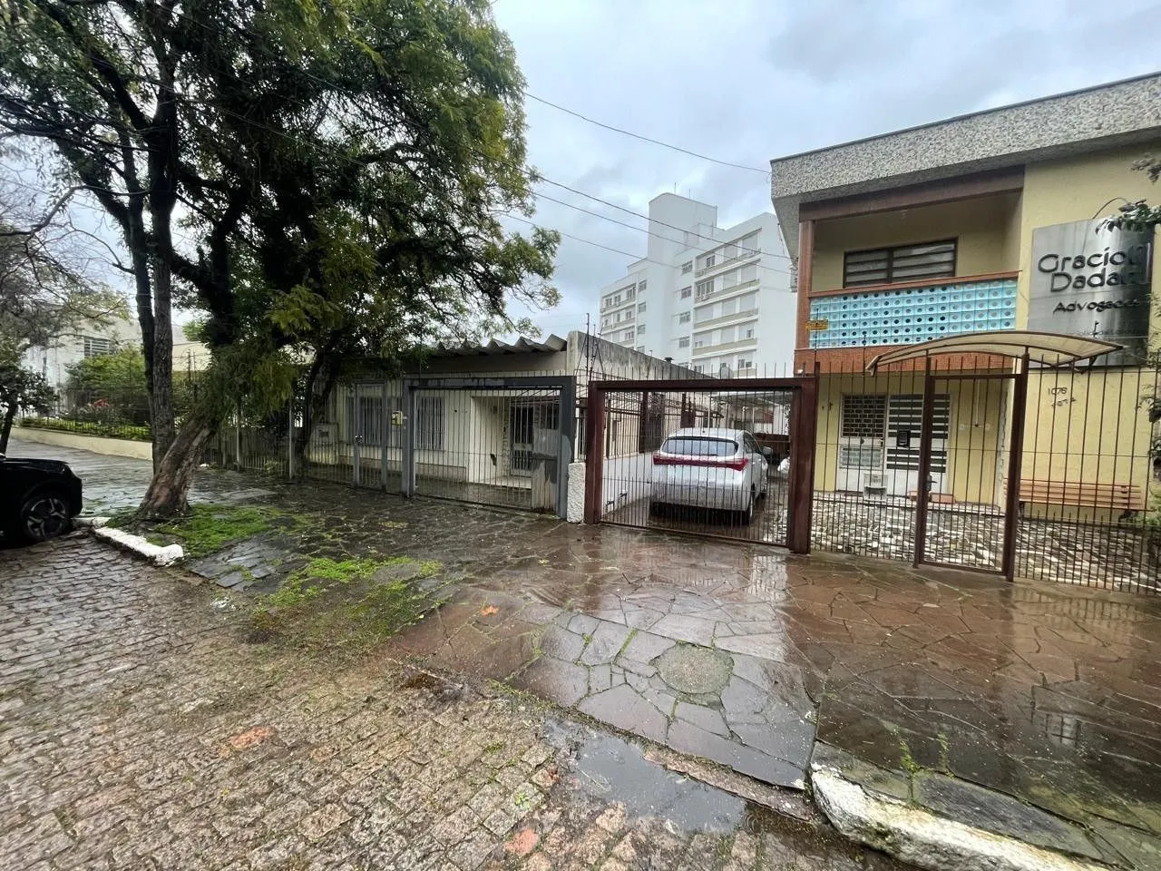Imagem Terreno amplo com 690m², com duas casas construídas para moradia ou investyirdores!!