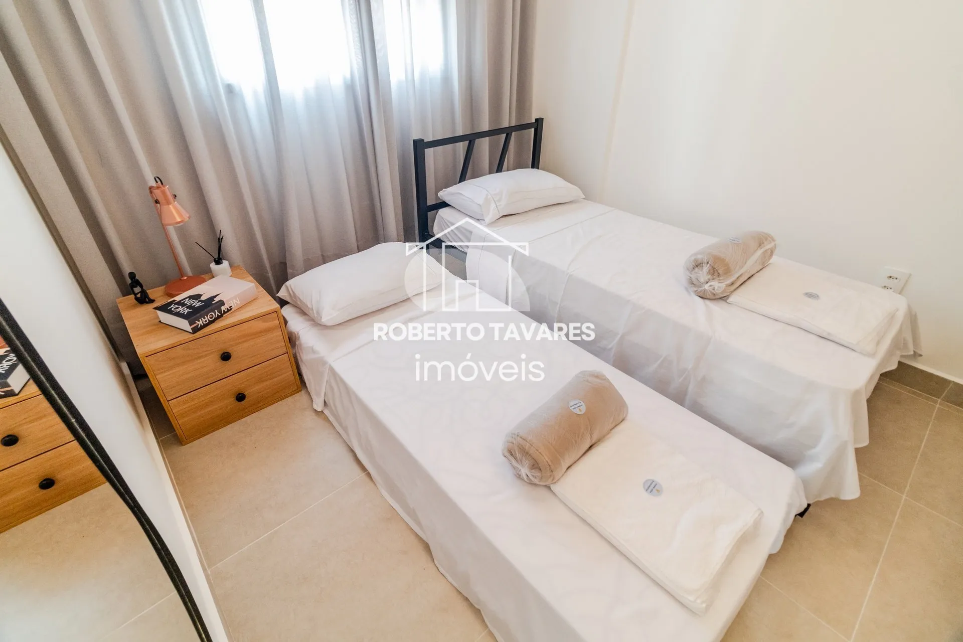 Imagem Apartamento totalmente mobiliado. VENDA DE PORTEIRA FECHADA - O imóvel conta com 2 quartos, sendo 1 suíte, além de uma vaga de garagem.