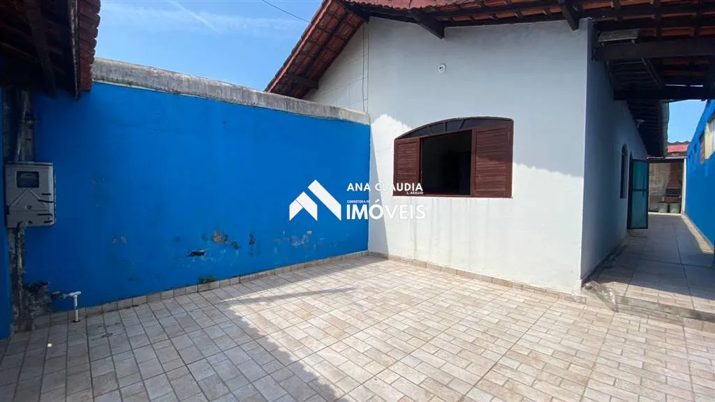 Imagem Casa na praia de Mongaguá a venda, 80 metros da Marginal.