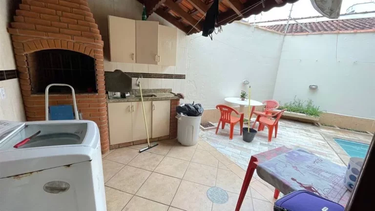 Imagem Conforto e Lazer a Passos da Praia: Sobrado com Piscina e Hidromassagem!