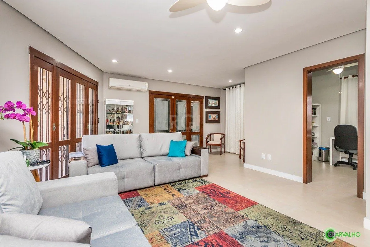 Imagem Sobrado para Venda - 335m², 4 dormitórios, sendo 2 suites, 3 vagas - Petrópolis