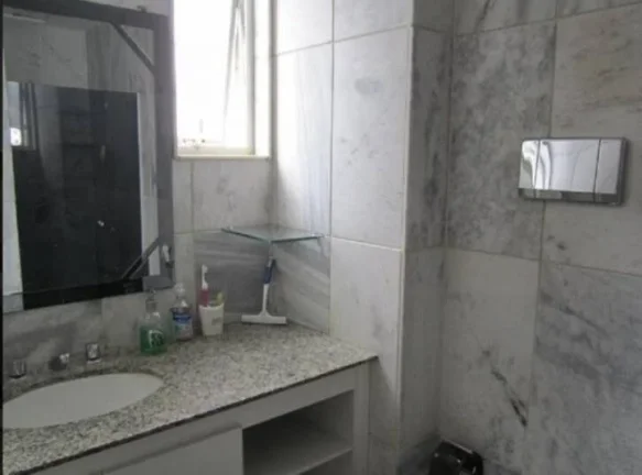Imagem O  apartamento  encontra-se  em  muito  bom  estado,  com  boa iluminação  e ventilação; tendo  vista  definitiva  e  privilegiada.