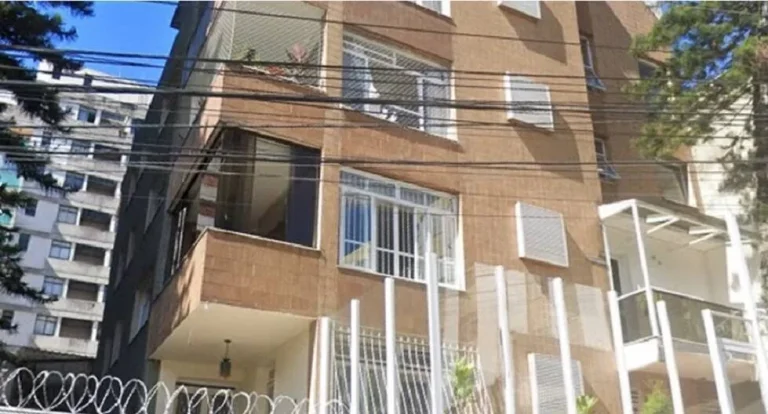 Imagem ÁTIMA ÁREA PRIVATIVA, REFORMADA COM 04 QUARTOS, 04 VAGAS NO SANTO ANTÔNIO!!