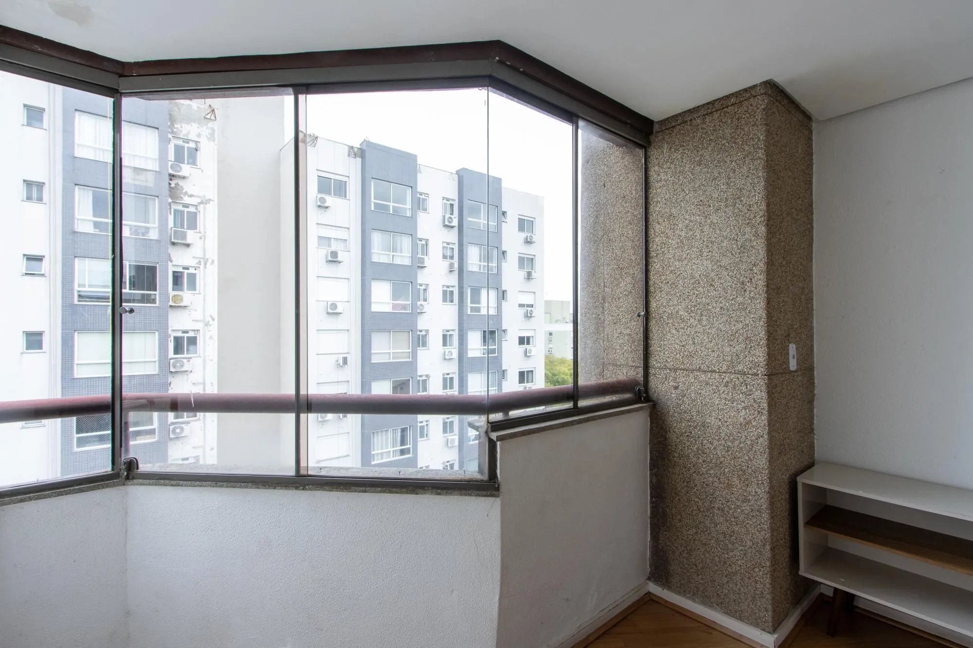 Imagem Cobertura com 137m², no Bairro Cristal, de 2 dormitórios, sento uma suíte, ampla sacada, churrasqueira, vista panorâmica, vaga coberta.