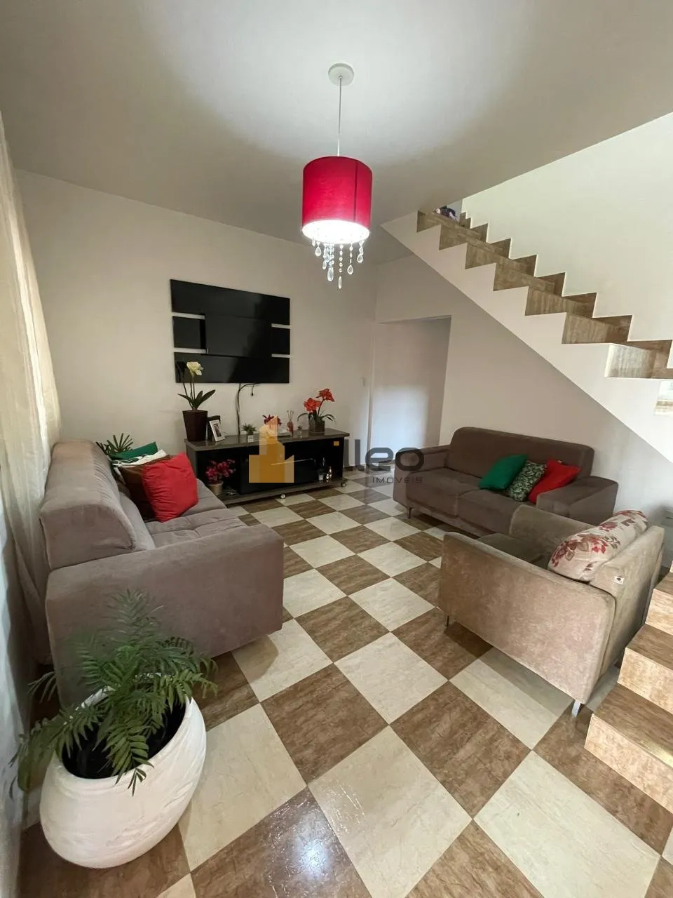 Imagem Descubra uma rara oportunidade de viver com elegância e praticidade em um sobrado moderno e bem dis...