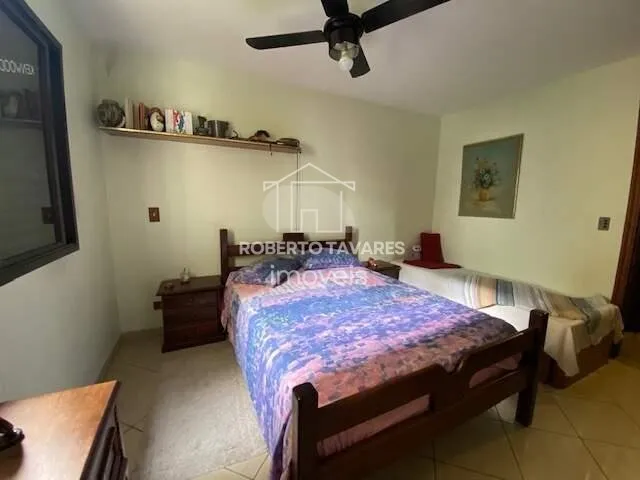 Imagem Amplo apartamento 165M² à venda com 4 dormitórios, sendo 2 suítes, living para 3 ambientes, cozinha com armários embutidos e área de serviço com quarto e banheiro. Conta com 2 vagas de garagem.