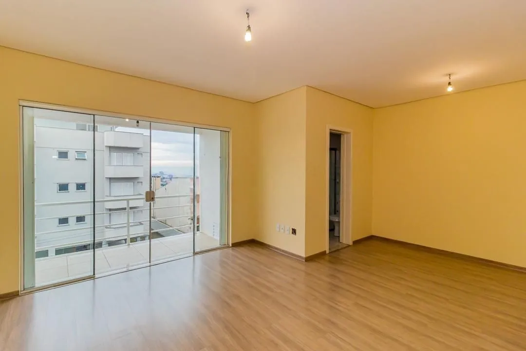 Imagem Casa com 3 dormitórios, suíte, lavabo e amplo pátio.