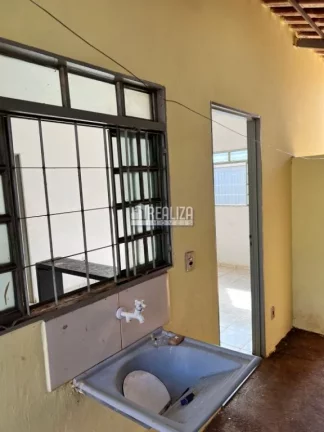 Imagem Casa à venda no Bairro Jardim Itália, Uberaba - 2 dormitórios e 2 garagens!