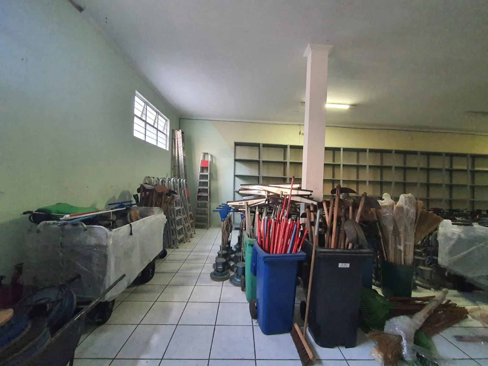 Imagem Oportunidade Única: Adquira Agora Este Espaço Comercial Espaçoso e Encantador no Bairro Jardim Simus!